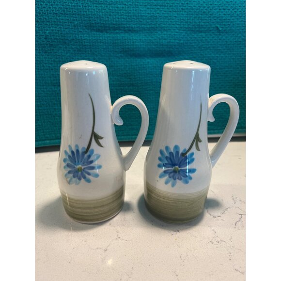Mid-Century Modern Ceramic Salt&Pepper Handled Shakers Blue Daisies - Picture 5 of 5